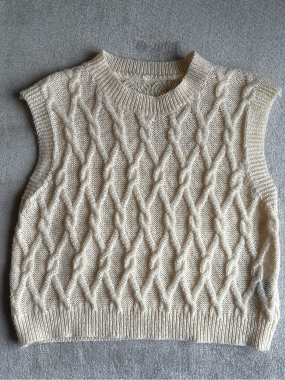 SHEIN Cream Cable Knit Sleeveless Crewneck Vest